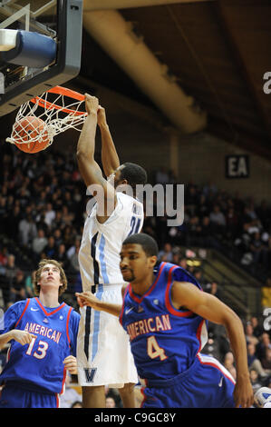 22 déc., 2011 - Villanova, New York, États-Unis - Villanova Wildcats avant Markus Kennedy (21) dunks la balle. Dans un jeu joué au pavillon de Villanova, en Pennsylvanie. Villanova bat l'américain par un score de 73-52. (Crédit Image : © Mike Southcreek/ZUMAPRESS.com)/human life by Sylvester Graham Banque D'Images