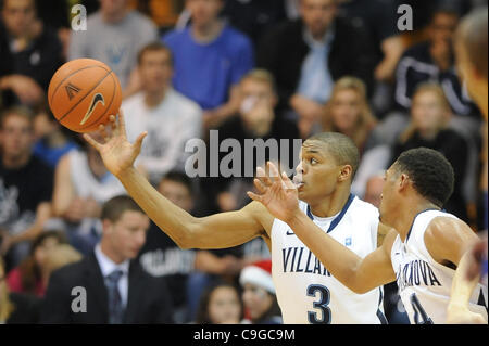 22 déc., 2011 - Villanova, New York, États-Unis - Villanova Wildcats guard Tyrone Johnson (3) se penche pour attraper une balle lâche. Dans un jeu joué au pavillon de Villanova, en Pennsylvanie. Villanova bat l'américain par un score de 73-52. (Crédit Image : © Mike Southcreek/ZUMAPRESS.com)/human life by Sylvester Graham Banque D'Images