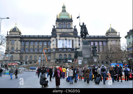 Portrait de Vaclav Havel sur la la façade du Musée National de Prague vu avec la statue de saint patron de la République tchèque, Vaclav St. pays par lequel les gens allument des bougies pour se souvenir de Vaclav Havel le Vendredi, Décembre 23, 2011.(Photo/CTK Michal Dolezal) Banque D'Images