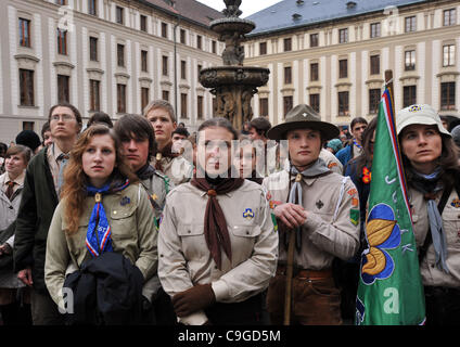 Scouts suivre funérailles de Vaclav Havel en direct sur grands écrans sur deuxième cour du château de Prague le 22 décembre 2011, Prague, République tchèque. (Photo/CTK Stanislav Peska) Banque D'Images