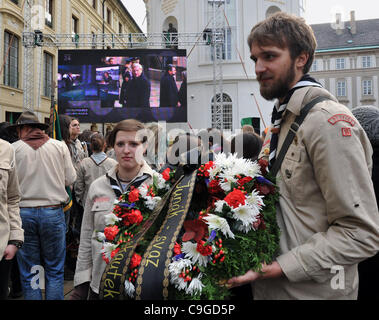 Scouts suivre funérailles de Vaclav Havel en direct sur grands écrans sur deuxième cour du château de Prague le 22 décembre 2011, Prague, République tchèque. (Photo/CTK Stanislav Peska) Banque D'Images