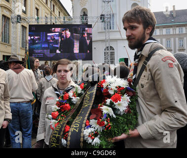 Scouts suivre funérailles de Vaclav Havel en direct sur grands écrans sur deuxième cour du château de Prague le 23 décembre 2011, Prague, République tchèque. (Photo/CTK Stanislav Peska) Banque D'Images