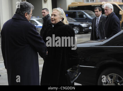 La secrétaire d'Etat américaine Hillary Clinton (au centre) est accueilli par Jiri Weigel Chancelier du Château de Prague 16 Jir Weigl, le président américain Bill Clinton (à droite) arrivée pour les funérailles d'état de l'ancien président tchécoslovaque et tchèque Vaclav Havel dans la cathédrale Saint-Guy au Château de Prague le Vendredi, 23 déc. Banque D'Images