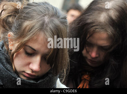 Scouts suivre funérailles de Vaclav Havel en direct sur grands écrans sur deuxième cour du château de Prague le 23 décembre 2011, Prague, République tchèque. (Photo/CTK Stanislav Peska) Banque D'Images