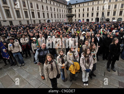 Scouts et suivez les obsèques de Vaclav Havel en direct sur grands écrans sur deuxième cour du château de Prague le 23 décembre 2011, Prague, République tchèque. (Photo/CTK Stanislav Peska) Banque D'Images