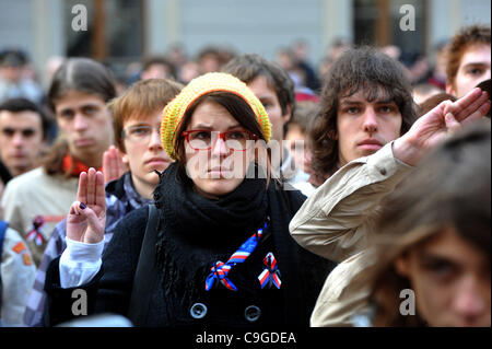 Scouts et suivez les obsèques de Vaclav Havel en direct sur grands écrans sur deuxième cour du château de Prague le 23 décembre 2011, Prague, République tchèque. (Photo/CTK Stanislav Peska) Banque D'Images