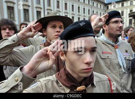 Scouts et suivez les obsèques de Vaclav Havel en direct sur grands écrans sur deuxième cour du château de Prague le 23 décembre 2011, Prague, République tchèque. (Photo/CTK Stanislav Peska) Banque D'Images