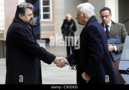 Le président du Parlement européen et ancien Premier ministre polonais Jerzy Buzek (à droite) est accueilli par Jiri Weigel Chancelier de la Prague Castle Jir Weigl pour les funérailles d'état de l'ancien président tchécoslovaque et tchèque Vaclav Havel dans la cathédrale Saint-Guy au Château de Prague le Vendredi, Décembre 23, 20 Banque D'Images