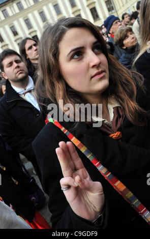 Les scouts et les obsèques de Vaclav Havel suivi en direct sur grands écrans sur deuxième cour du château de Prague le 23 décembre 2011, Prague, République tchèque. (Photo/CTK Stanislav Peska) Banque D'Images