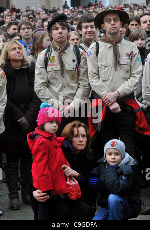 Les scouts et les obsèques de Vaclav Havel suivi en direct sur grands écrans sur deuxième cour du château de Prague le 23 décembre 2011, Prague, République tchèque. (Photo/CTK Stanislav Peska) Banque D'Images