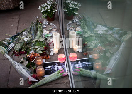 Une veille pour Vaclav Havel par l'ambassade tchèque à Notting Hill, Londres, en face de Bayswater Road, de fleurs et de bougies..Des centaines de personnes de nombreuses nationalités ont exprimé leur chagrin causé par le décès de l'ancien président et dissident Vaclav Havel en écrivant un message dans le livre de condoléances Banque D'Images