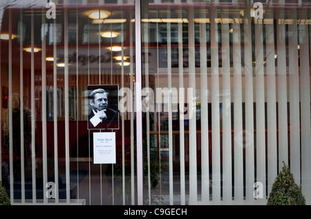 Photo de Vaclav Havel dans la fenêtre de l'ambassade tchèque à Notting Hill, Londres, en face de Bayswater Road, avec des fleurs et des bougies en-dessous. .Des centaines de personnes de nombreuses nationalités ont exprimé leur chagrin causé par le décès de l'ancien président et dissident Vaclav Havel en écrivant un message dans l'o Banque D'Images