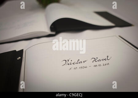 Des centaines de personnes de nombreuses nationalités ont exprimé leur chagrin causé par le décès de l'ancien président et dissident Vaclav Havel en écrivant un message dans le livre de condoléances à l'ambassade de la République tchèque à Londres, pendant les trois jours de la deuil officiel. Havel a été rappelé fo Banque D'Images