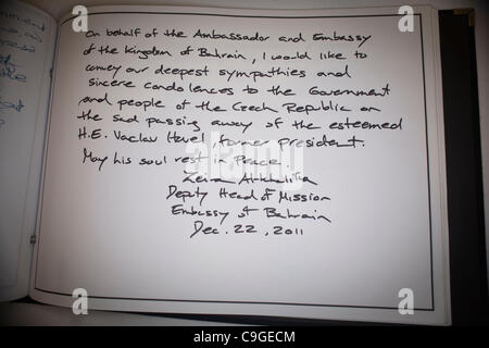 Des centaines de personnes de nombreuses nationalités ont exprimé leur chagrin causé par le décès de l'ancien président et dissident Vaclav Havel en écrivant un message dans le livre de condoléances à l'ambassade de la République tchèque à Londres, pendant les trois jours de la deuil officiel. Havel a été rappelé fo Banque D'Images