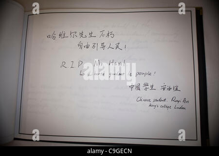 Des centaines de personnes de nombreuses nationalités ont exprimé leur chagrin causé par le décès de l'ancien président et dissident Vaclav Havel en écrivant un message dans le livre de condoléances à l'ambassade de la République tchèque à Londres, pendant les trois jours de la deuil officiel. Havel a été rappelé fo Banque D'Images