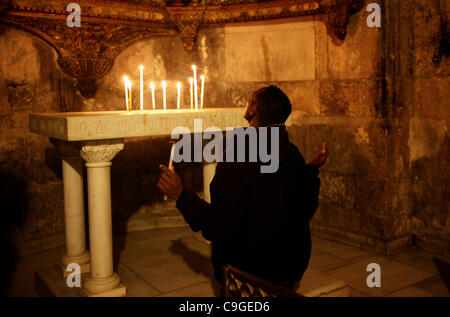 Un pèlerin chrétien d'Afrique prière à la chapelle de Saint Longinus le centurion romain qui perça le Christ et converti au christianisme à l'intérieur de l'église du Saint Sépulcre vieille ville Jérusalem Israël Banque D'Images