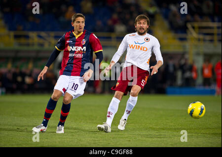 (L-R) Gaston Ramirez (Bologne), Gabriel Ivan Heinze (Roma), le 21 décembre 2011 - Football / Soccer : Italien 'Serie' un match entre Bologne 0-2 roms au stade Renato Dall'ara de Bologne, en Italie. (Photo de Maurizio Borsari/AFLO) [0855] Banque D'Images