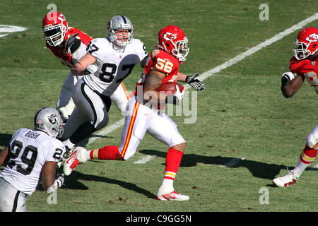 24 décembre 2011 - Kansas City, Missouri, United States of America - Kansas City Chiefs à l'intérieur de secondeur Derrick Johnson (56) obtient par Oakland Raiders tight end Kevin Boss (87) au cours de premier semestre l'action. Les chefs sont à égalité avec les Raiders 3-3 dans le match au Stade Arrowhead. (Crédit Image : © Jacob Pa Banque D'Images