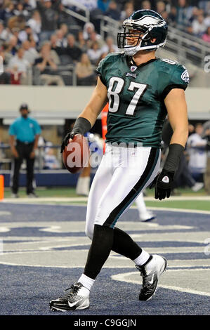 24 décembre 2011 - Arlington, Texas, United States of America - Philadelphia Eagles tight end Brent Celek (87) célèbre l'action de jeu au cours de l'atterrissage facile comme le Philadelphia Eagles face-off contre les rivaux de la division à Dallas Cowboys Cowboys Stadium à Arlington, au Texas. L'Eagles mènent les cowboys Banque D'Images