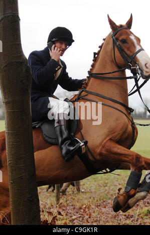 Un cavalier parle sur son téléphone alors qu'il prend part à la chasse au duc de Beaufort répondre à Worcester Lodge, Didmarton, Gloucestershire, Royaume-Uni, le lendemain, 26 Décembre, 2011. Credit : Graham Lawrence/Alamy Live News Banque D'Images