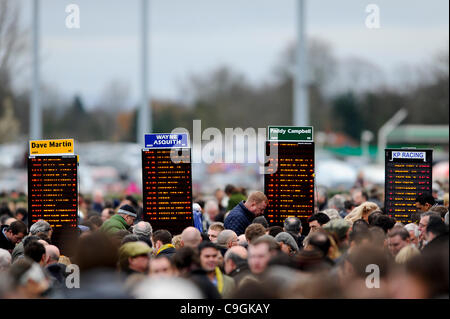 26.12.2011 Sunbury, Angleterre. Punters usine au cours du Festival d'hiver de William Hill le lendemain de Noël à l'Hippodrome de Kempton Park. Banque D'Images