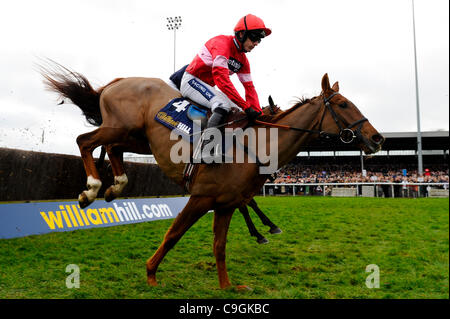 26.12.2011 Sunbury, Angleterre. Ruby Walsh sur Silviniaco Conti (FR) terrains un saut en 3ème sur la première fois au cours de la ronde 14:00 williamhill.com Feltham Novices' Chase (à la mémoire de Nigel Clark) (Grade 1) (classe 1), partie de la William Hill Winter Festival le lendemain à l'Hippodrome de Kempton Park. Banque D'Images