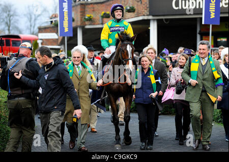 26.12.2011 Sunbury, Angleterre. Ruby Walsh gagnant sur Kauto Star (FR) fait son chemin à la parade après l'anneau 15:10 William Hill King George VI Chase (Grade 1) (classe 1), partie de la William Hill Winter Festival le lendemain à l'Hippodrome de Kempton Park. Banque D'Images