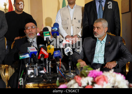 26 déc., 2011 - Le Caire, Le Caire, Égypte - Egypt's leader des Frères Musulmans, Mohammed Badie (L) et Palestiniens premie ministre de la bande de Gaza (R) au cours de leur conférence de presse au Caire, Égypte, 26 décembre 2011. Selon des sources, Haniyeh a débuté le 25 décembre une visite de plusieurs pays musulmans, Banque D'Images