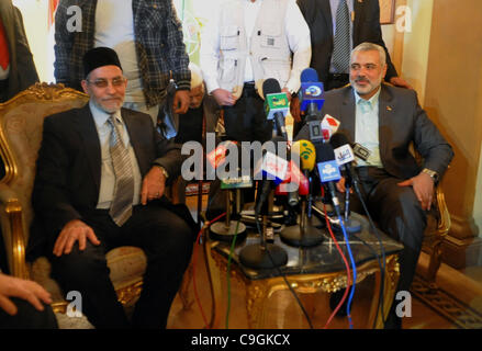 26 déc., 2011 - Le Caire, Le Caire, Égypte - Egypt's leader des Frères Musulmans, Mohammed Badie (L) et Palestiniens premie ministre de la bande de Gaza (R) au cours de leur conférence de presse au Caire, Égypte, 26 décembre 2011. Selon des sources, Haniyeh a débuté le 25 décembre une visite de plusieurs pays musulmans, Banque D'Images