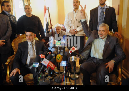 26 déc., 2011 - Le Caire, Le Caire, Égypte - Egypt's leader des Frères Musulmans, Mohammed Badie (L) et Palestiniens premie ministre de la bande de Gaza (R) au cours de leur conférence de presse au Caire, Égypte, 26 décembre 2011. Selon des sources, Haniyeh a débuté le 25 décembre une visite de plusieurs pays musulmans, Banque D'Images