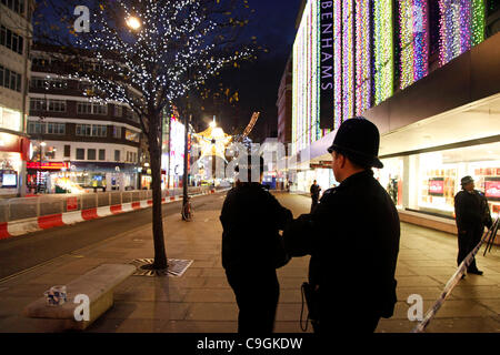 Poignard en Oxford Street, London le lendemain au cours d'un des jours de shopping les plus achalandés de l'année. Banque D'Images