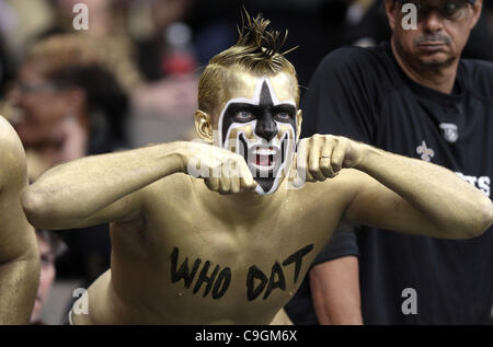 Une Nouvelle Orleans Saints' ventilateur rend visages au Atlanta Falcons avant leur match de saison régulière à la Mercedes-Benz Superdome à La Nouvelle-Orléans, Louisiane le 26 décembre 2011. Banque D'Images