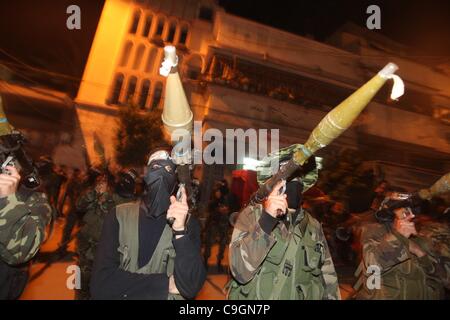 Le 27 décembre 2011 - La ville de Gaza, bande de Gaza, territoire palestinien Hamas Masqué - mars militants avec leurs fusils pendant un défilé pour marquer le troisième anniversaire de l'offensive israélienne sur Gaza en 2008, dans la ville de Gaza, Mardi, Décembre 27, 2011. Les Palestiniens le 3ème anniversaire des trois semaines offensiv Banque D'Images