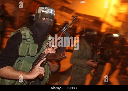 Le 27 décembre 2011 - La ville de Gaza, bande de Gaza, territoire palestinien Hamas Masqué - mars militants avec leurs fusils pendant un défilé pour marquer le troisième anniversaire de l'offensive israélienne sur Gaza en 2008, dans la ville de Gaza, Mardi, Décembre 27, 2011. Les Palestiniens le 3ème anniversaire des trois semaines offensiv Banque D'Images