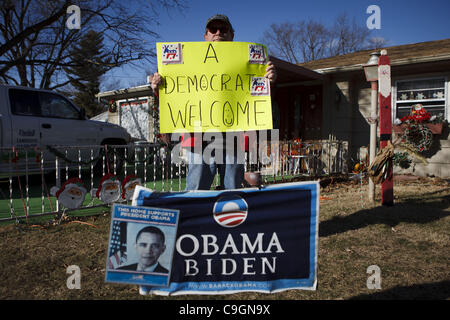 27 déc., 2011 - Clarinda, Iowa, États-Unis - Obama partisan Geary Kendall pose pour un portrait à l'extérieur de son domicile à l'échelle de l'endroit où le candidat républicain Texas Gov. Rick Perry à la campagnes Glenn Miller Museum menant au caucus de l'Iowa, le mardi 27 décembre 2011 à Clarinda, en Iowa Banque D'Images