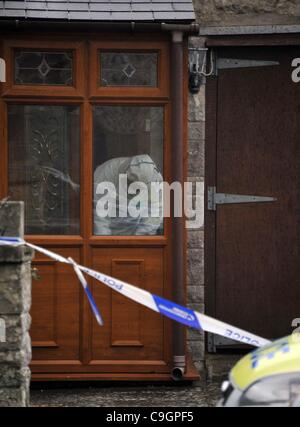 UK, meurtres à Portland, dans le Dorset. Agent de police forensic recueille des éléments de preuve de la scène après qu'un homme a été retrouvé poignardé à mort à Park Road, Portland, dans le Dorset. 28/12/2011 Photo : Service de presse de Dorset. Banque D'Images