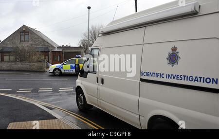 UK, meurtres à Portland, dans le Dorset. Agent de police forensic recueille des éléments de preuve de la scène après qu'un homme a été retrouvé poignardé à mort à Park Road, Portland, dans le Dorset. 28/12/2011 Photo : Service de presse de Dorset. Banque D'Images