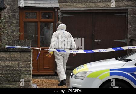 UK, meurtres à Portland, dans le Dorset. Agent de police forensic recueille des éléments de preuve de la scène après qu'un homme a été retrouvé poignardé à mort à Park Road, Portland, dans le Dorset. 28/12/2011 Photo : Service de presse de Dorset. Banque D'Images