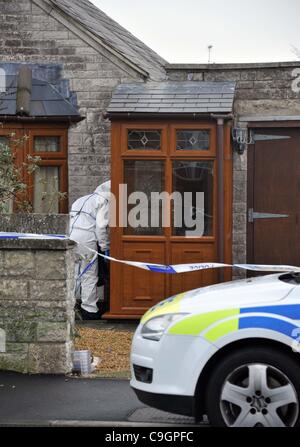 UK, meurtres à Portland, dans le Dorset. Agent de police forensic recueille des éléments de preuve de la scène après qu'un homme a été retrouvé poignardé à mort à Park Road, Portland, dans le Dorset. 28/12/2011 Photo : Service de presse de Dorset. Banque D'Images