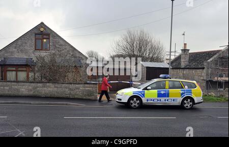 UK, meurtres à Portland, dans le Dorset. Agent de police forensic recueille des éléments de preuve de la scène après qu'un homme a été retrouvé poignardé à mort à Park Road, Portland, dans le Dorset. 28/12/2011 Photo : Service de presse de Dorset. Banque D'Images