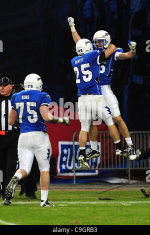 28 décembre 2011 - Washington, DC, MD, États-Unis - Air Force Falcons wide receiver Zack Kauth (85) et fullback Mike DeWitt (25) célébrer après Kauth a marqué un touché en 2011 au cours de la Bol militaire contre la Tolède des roquettes sur le Stade RFK à Washington, DC. Tolède défait Air Force 42 à 41. (Ima Crédit Banque D'Images