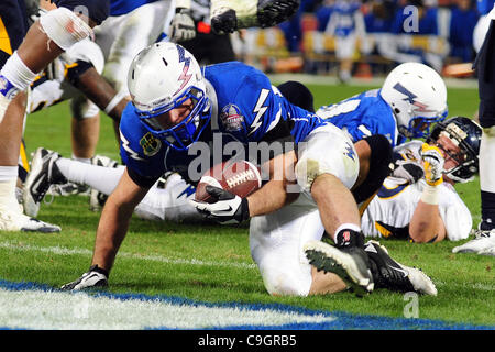 28 décembre 2011 - Washington, DC, MD, États-Unis - Air Force Falcons fullback Mike DeWitt (25) glisse dans la zone des buts pour un touché en 2011 au cours de la Bol militaire contre la Tolède des roquettes sur le Stade RFK à Washington, DC. Tolède défait Air Force 42 à 41. (Crédit Image : © Russell Tracy/Southcreek/ZUM Banque D'Images