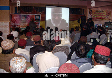 Ligue musulmane comme groupe de Même Esprit écouter les travailleurs de discours téléphonique Arbab Ghulam Rahim au cours de réunion à Hyderabad Banque D'Images