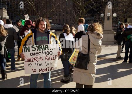 Chicago, USA, 29/12/2011. Un manifestant de la Pioneer Cour détient un signe tiré de 400 enfants tués par le gouvernement syrien de la sécurité dans les 10 derniers mois. Les manifestants se sont rassemblés pour protester contre le gouvernement syrien le traitement de ses citoyens. Banque D'Images