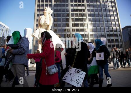 Chicago, USA, 29/12/2011. Les manifestants défilent devant Marilyn Monroe Statue en pionnier anti-syrienne au cours de la protestation du gouvernement. Les manifestants se sont rassemblés pour protester contre le gouvernement syrien le traitement de ses citoyens. Banque D'Images