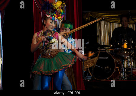 Danse traditionnelle d'Issan (nord-est de la Thaïlande) maintient le nouvel an en vie à Tawandang German microbrasserie. Bangkok, Thaïlande, le 31 décembre 2011. Ligne de crédit : Crédit : Kraig Lieb / Alamy Live News. Banque D'Images