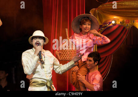 la danse traditionnelle maintient la veille du nouvel an vivante. Brasserie Tawandang, Rama 3 Road, Bangkok, Thaïlande , 31 décembre 2011. © Kraig Lieb Banque D'Images