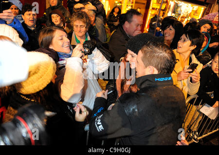 Celebrity runner Rugby player Shane Williams, signe des autographes pour les fans de Mountain Ash, une ancienne petite ville minière dans la vallées galloises. Nouvel An est célébré par l'exécution de 5km courses en commémoration de la légendaire coureur gallois Guto Nyth Bran. Chaque année, une célébrité mystère allume le gyrophare. Banque D'Images