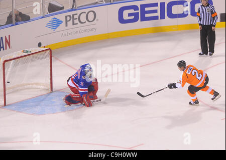 31 décembre 2011 - Philadelphie, Pennsylvanie, États-Unis - Flyers de Philadelphie Alumni le défenseur Mark Howe (2) marque un tir de pénalité contre le gardien des Rangers de New York Dan Blackburn (31) au cours de la troisième période d'hiver des anciens de la LNH classique jeu d'action entre les Rangers de New York Flyers de Philadelphie et des anciens de l'Al Banque D'Images