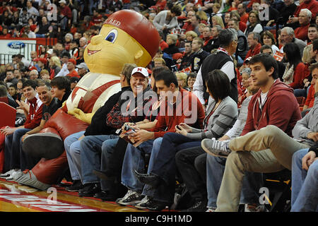 31 décembre 2011 - Lincoln, Nebraska, États-Unis - Fans sont venus sur le réveillon du Nouvel An pour regarder la défaite de l'État du Michigan Michigan 68-55 dans un match joué à la Bob Devaney Sports Center à Lincoln, Nebraska (crédit Image : © Steven Branscombe/ZUMApress.com)/Southcreek Banque D'Images